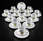 PORCELANA RENNER  PORTO ALEGRE, conjunto para café em porcelana branca, composto por doze peças , sendo doze (12) xícaras para café com seus respectivos pires. Peças de linhas cilíndricas, decoradas com motivos florais policromados em tons de amarelo, branco e verde, com delicados filetes dourados. Apresentam marca do fabricante na base. Medida : 6 cm