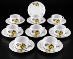 PORCELANA RENNER  PORTO ALEGRE - Conjunto para chá em porcelana branca, composto por sete peças, sendo sete (8) xícaras para chá com seus respectivos pires. Peças de linhas cilíndricas, decoradas com motivos florais policromados em tons de amarelo, branco e verde, com delicados filetes dourados. Apresentam marca do fabricante na base.