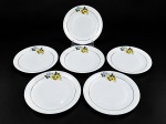 PORCELANA RENNER  PORTO ALEGRE, conjunto composto por seis (6) pratos para sobremesa, em porcelana branca vitrificada, decorados com motivos florais policromados em tons de amarelo e azul, com folhagens verdes e delicados filetes dourados. Marca do fabricante no verso , medida : 18 cm