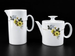 PORCELANA RENNER  PORTO ALEGRE, conjunto para café em porcelana branca, composto por duas (2) peças, sendo (A) -  Um (1) bule , med : 15 cm (B) -  e uma (1) leiteira , med : 18 cm. Peças de linhas cilíndricas, decoradas com motivos florais policromados em tons de amarelo, branco e verde, com delicados filetes dourados. Apresentam marca do fabricante na base. No estado.