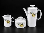 PORCELANA RENNER  PORTO ALEGRE, conjunto para café em porcelana branca vitrificada, composto por três (3) peças, sendo um (A) - (1) bule , med : 19 cm , (B) - Uma (1) leiteira , med : 10 cm  e  (C) - Um (1) açucareiro ,med : 8 x 10 cm . Peças de linhas cilíndricas, decoradas com motivos florais policromados em tons de amarelo, branco e verde, com delicados filetes dourados. Apresentam marca do fabricante na base