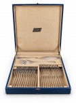 METAL PRATEADO / PRATA VIX 90 - Um (1) faqueiro para peixe em metal prateado, composto por vinte e oito (26) peças, sendo (A) - doze (12) garfos,  (b) - doze (12) facas,  (C) - uma (1) espátula e  (D) - um (1) garfo para servir, com cabos ornamentados por laçarotes , caneluras e fitas cruzadas . Peças marcadas PRATA VIX 90. Acompanha estojo original. Estojo apresentando desgastes, sinais de uso