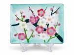 ANDO CLOISONNÉ  JAPÃO, uma (1) bandeja decorativa de formato retangular, em metal esmaltado com decoração na técnica japonesa cloisonné, apresentando delicados ramos floridos em tons de rosa, branco, verde e amarelo, sobre fundo azul-claro texturizado. Peça marcada com etiqueta do fabricante ANDO CLOISONNÉ na base. Acompanha caixa original e folheto informativo da manufatura japonesa Ando Cloisonné Co. Ltd. Medida : 23,5 x 18 cm