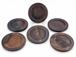 TROPIC - ART  MADE IN BRAZIL, conjunto de seis (6) porta-copos em madeira escura , de formato circular, com bordas elevadas . Apresentam marca do fabricante gravada na base.