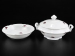 PORCELANA REAL, duas (2) peças, sendo: A) 1 sopeira, medindo 17x29x20,5cm e B) 1 saladeira, medindo 6x24cm, confeccionados em porcelana na tonalidade branca, decorada por flores e folhagens em policromia, alguns com pequenas falhas na pintura e vestígios de douração.