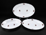 PORCELANA REAL, três (3) travessas ovais confeccionados em porcelana na tonalidade branca, decorada por flores e folhagens em policromia, alguns com pequenas falhas na pintura e vestígios de douração, sendo: A) 2 ovais, ambas com restauro em bicados na borda, medindo 37x24cm e 32,5x21cm e B) 1 funda e oval, medindo 6x28,5x20cm.