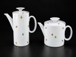 PORCELANAS, duas (2) peças, sendo: A) RENNER, 1 bule para café, medindo 18,5x16x8cm e B) 1 bule para chá, medindo 14x19,5x11,5cm, confeccionadas em porcelana na tonalidade branca, decorada por flores e folhagens em policromia, tampas dos bules com pega no feitio de disco. Bule de chá sem marcação no fundo.