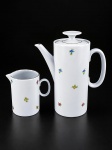 PORCELANAS, duas (2) peças, sendo: A) 1 bule para café, medindo 18,5x16x6cm e B) RENNER, 1 leiteira 9,5x10x6,5cm, confeccionadas em porcelana na tonalidade branca, decorada por flores e folhagens em policromia, tampas dos bules com pega no feitio de disco. Leiteira sem marcação no fundo e com falhas na douração.