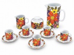 PORCELANA RENNER MEDAILLON, oito (8) peças confeccionadas em porcelana nacional na tonalidade branca, ricamente decorada por elementos florais em rica policromia, sendo: A) 1 leiteira, medindo 17,5x15x11,5cm, B) 1 cremeira, medindo 9,5x10x7cm, C) 1 açucareiro, medindo 8x10cm e C) 5 xícaras para café com seus respectivos pires, medindo 5,5x7x5cm.