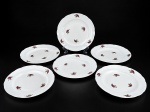PORCELANA REAL, seis (6) pratos rasos confeccionados em porcelana na tonalidade branca, decorada por flores e folhagens em policromia, alguns com pequenas falhas na pintura e vestígios de douração, medindo 24,5cm de diâmetro.