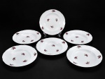 PORCELANA REAL, seis (6) pratos fundos confeccionados em porcelana na tonalidade branca, decorada por flores e folhagens em policromia, alguns com pequenas falhas na pintura, medindo 23cm de diâmetro.