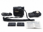 FILMAGEM, uma (1) filmadora analógica PANASONIC PALMCORDER, modelo AF X6, com sistema de foco automático, corpo em material sintético preto, acompanhada de duas (2) baterias, carregador/fonte de alimentação, cabo elétrico, alça de transporte original Panasonic e manual de instruções. Apresenta sinais de uso e marcas do tempo. Funcionamento não testado. No estado.