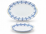 F. LEGRAND & CIE  PORCELANA FRANCESA, conjunto em porcelana branca vitrificada , composto por duas (2) peças, sendo uma (1) travessa oval e uma (1) travessa funda oval, ambas decoradas com espessas faixas geométricas em azul intenso, dispostas horizontal e verticalmente, entremeadas por delicados filetes amarelos. Medidas : 44 x 23 x 13 cm e 4,5 x 35 x 23 cm , travessa maior possui bicados .
