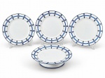 F. LEGRAND & CIE  PORCELANA FRANCESA, conjunto em porcelana branca, composto por quatro (4) peças, sendo três (3) pratos de dois tamanhos diferentes , medidas : 22 e 23,5 cm  e uma (1) fruteira com pé , medida : 6 x 23 cm . Peças decoradas com espessas faixas geométricas em azul intenso, dispostas horizontal e verticalmente, entremeadas por delicados filetes amarelos. Todas as peças aparesentam avarias (no estado)