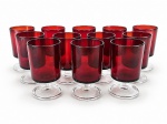 VIDRO FRANCÊS, doze (12) taças para vinho confeccionados em vidro francês, possivelmente ARCOROC, bojo na tonalidade vermelha com haste cilíndrica, apoiada sobre base circular translucida, medindo 9,5x5,5cm.
