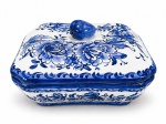 CERÂMICA LUIZ SALVADOR - Uma (1) legumeira em cerâmica de formato retangular, com tampa abaulada e pegador superior, decorada com ricos motivos florais em tons de azul-cobalto sobre fundo branco. Apresenta marca do fabricante na base., medida : 14 x 20 x 23 cm , possui dois bicados .