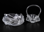 CRISTAIS HERING 24% PbO  / UNICRISTAÇ    MADE IN BRAZIL, conjunto de duas (2) peças em cristal translúcido, sendo uma (1) fruteira de formato circular, com corpo espiralado, bordas onduladas e decoração em relevo, apresentando etiqueta original do fabricante;  medida : 10 x 32 x 32 cm e uma (1) cesta decorativa em cristal translúcido, com corpo canelado, bordas onduladas e alça superior arqueada, apresentando etiqueta de fabricação . Medida : 25 x 15 x 12 cm