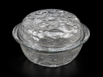 VIDRO, uma (1) caçarola com tampa reversível para travessa redonda e funda, confeccionada em vidro temperado e translucido com moldagem de frutos e folhagens em relevo, borda em gomos torcidos e inscrição OVEN - PROOF na borda, medindo 14x29x26cm.