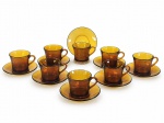 VIDROS, oito (8) xícaras para chá com seus respectivos pires confeccionados em vidro na tonalidade âmbar da manufatura DURALEX, medindo 7x10x8cm.