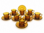 VIDROS, oito (8) xícaras para café com seus respectivos pires confeccionados em vidro na tonalidade âmbar da manufatura DURALEX, medindo 6x8x6cm.