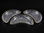 VIDROS, três (3) espinheiras no feitio de meia lua confeccionadas em vidro americano com moldagem floral em relevo e borda filetada a ouro com falhas na douração, medindo 20,5x14cm.