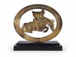 COLECIONISMO, um (1) troféu confeccionado em bronze com inscrição BANKING SOCIEDADE HÍPICA BRASILEIRA de 2017, representando figura de hipismo em vazado, apoiada sobre base em madeira escalonada, medindo 22x22x9cm.