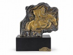 COLECIONISMO, um (1) troféu confeccionado em bronze representando figura de hipísmo em recortes e relevo, apoiado sobre base em madeira escura com placa com inscrição PAMCARRY YOUNG RIDERS CUP, medindo 26,5x20cm.