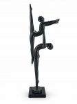 CARLOS PINRRA, "BAILARINAS", uma (1) escultura em resina com patina esverdeada, apoiada sobre base quadrangular em mármore preto, medindo 68cm de altura,