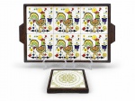 DIVERSOS, duas (2) peças, sendo: A) 1 bandeja retangular confeccionada em madeira escura, decorada por azulejos com pinturas de Galos de Barcelos em policromia, medindo 53,5x33cm e B) 1 descanso para panela confeccionada em madeira escura com azulejo decorado por elementos florais em policromia, medindo 17,5x17,5cm.