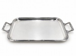 METAL PRATEADO, uma (1) bandeja retangular confeccionada em metal espessurado a prata da manufatura FRACALANZA, borda cinzelada em caneluras e fitas torcidas, alças laterais vazadas, apresenta leves sinais de uso, medindo 61x37,5cm.