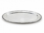 METAL PRATEADO, uma (1) travessa para banquete confeccionada em metal espessurado a prata da manufatura FRACALANZA, borda cinzelada em caneluras e fitas torcidas, apresenta sinais de uso, medindo 68,5x38cm.