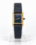 RELÓGIO, um (1) de pulso, da GRIFE CARTIER (fundada em 1845 em Paris, por Louis-François Cartier, fabricante de Jóias, Relógios e objetos de luxo; tornada célebre pelo seu filho Louis Cartier; esteve sobre o comando da família até o ano de 1964; atualmente pertence a Compagnie Financière Richemont S/A), Suíço, mostrador na tonalidade preta com sinais de oxidação, caixa em metal espessurado a ouro com marcação ouro 18k , medindo 20x20 mm, pulseira em couro sintético, joia lateral, não testado e sem garantia de funcionamento. Foto da máquina extra.