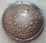 Brasil, Patacão, 960 Réis, 1821R, Rio de Janeiro. Variante 2C (Lupércio). Recunho sobre 8 Reales (Lima). Brilho de cunho. Marquilha fraca. Bico da esfera sem ponto, pátina arco-íris. O segundo 1 da data tem nariz maior. Prata