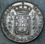 Brasil, Patacão, 960 Réis, 1810R, Rio de Janeiro. Variante 26B (Lupércio), recunho 8 Reales, Carolus IIII (Lima). Bico com ponto afastado da esfera. Coluros sinuosos. Prata