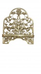 Suporte de mesa articulado para Bíblia Sagrada em metal dourado polido, com rico trabalho vazado de estilo clássico, motivos florais em relevo e base dobrável, medindo 40 x 30 cm