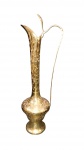 Dallah árabe em metal dourado com entalhes florais feitos à mão  Corpo baluster, gargalo longo, bico vincado e alça arqueada com suporte decorativo superior. Bom estado de conservação, medindo 30 cm de altura x 10 cm de largura. Pequenos desgaste do tempo.