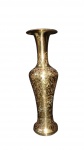 Vaso oriental em metal dourado  cinzelado à mão com rica ornamentação floral em relevo e excelente estado de conservação, medindo  29 cm de altura,