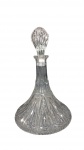 Imponente decanter em vidro grosso lapidado com corpo bojudo adornado por estrias verticais e lapidação geométrica ,  medindo 30 x 19  cm de diâmetro
