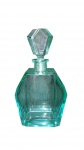Licoreira europeia de meados do século XX em cristal lapidado verde-água  corpo com gomos facetados planos, gargalo anelado e tampa original com lapidação geométrica. Excelente peça medindo  24 x 14 cm