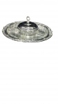 Elegante Petisqueira giratoria em Metal espessurado a prata com base circular e borda ornamentada, contendo 6 divisões em vidro e bowl central com tampa em metal prateado e puxador em anel. Medidas: 7 cm de altura x 44 cm de diâmetro. Ótimo estado.