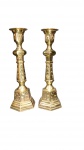 Par de castiçais em metal dourado indianos  cinzelado com motivos florais e geométricos , altura 20 cm