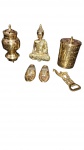 Lote de Objetos Decorativos Indianos em metal ,  composto : incensário com tampa, estatueta em resina de Buda em postura meditativa, pote cilíndrico com tampa e relevo floral, par de miniaturas de sapatos ornamentais e abridor de garrafas figurativo. Medidas: Peça maior com 12 cm de altura; peça menor com 8 cm de comprimento, com pátina original preservada. Total 5 peças.
