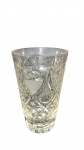 vaso em cristal translúcido, inteiramente lapidado à mão com ricos motivos geométricos, estrelados e facetados em estilo Brilliant Period. Base maciça e corpo cilíndrico levemente cônico. Excelente peça decorativa e de acervo.Dimensões: 20 cm (altura) x 13 cm (diâmetro superior).Estado de conservação: Bom estado de conservação, apresentando leves marcas de uso e do tempo condizentes com a época.