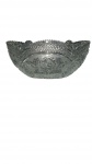 CENTRO DE MESA OVAL EM CRISTAL lapidado com ponta de diamante, borda denteada e medalhões florais foscos em relevo, medindo 12 x 15 x 28 cm. Apresenta pequeno defeito de fabricação no fundo, imperceptível.