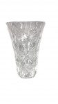 Vaso cônico em cristal lapidado de formato hexagonal, com ornamentação geométrica em raios radiantes. Medindo 17 cm de altura por 12 cm de diâmetro na boca. Apresenta 3 pontas da borda com pequenos quebrados.