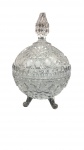 BOMBONIERE COM TAMPA EM CRISTAL LAPIDADO em pontas de diamante e medalhões, apoiada sobre 3 pés curvos. Acompanha tampa com pegador em formato de pinha, medindo 15 x 24 cm OBS : Ponta do pegador da tampa quebrada.