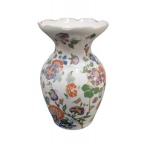 Magnífico vaso em porcelana europeia, decorado com motivos florais e folhagens policromadas. Apresenta boca ondulada e fundo marcado com coroa e letra "L".  Medidas: 33 cm de altura.Estado: Em perfeito estado de conservação