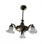 Lustre pendente antigo em bronze trabalhado.  Detalhes: Corpo central com ricos ornamentos e relevos florais, suspenso por corrente de elos metálicos e haste com cúpula de fixação ao teto.  Cúpulas: Guarnecido com cúpulas em vidro leitoso de formato campaniforme e bordas onduladas.  Medidas: 70 x 55 cm.
