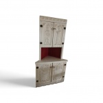 Cristaleira / Armário de canto de estilo medieval em madeira com acabamento em pátina off-white. Corpo superior com nicho aveludado vermelho e portas entalhadas com figuras de rei e rainha; corpo inferior com portas entalhadas com elmos e brasões heráldicos. Ferragens em metal escuro e puxadores em argola. Mede: 1,96 x 0,98 x 0,72 m.