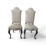 Par de cadeiras de espaldar alto estilo Chippendale  em madeira nobre escura com elegantes pés cabriolé. Espaldar alto de topo arqueado. Totalmente estofadas em tecido listrado  com acabamento em tachas decorativas.  Medidas: 1,10 x 0,46 x 0,46 m. Apresenta desgastes e avarias no tecido (necessita estofamento).